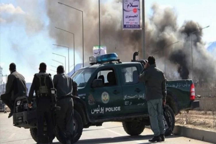 Afganistan'da polis aracına bombalı saldırı