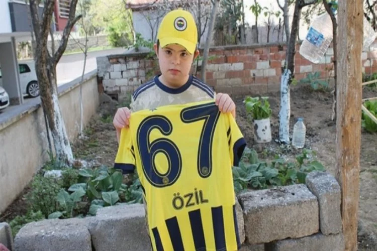 Mesut Özil'den down sendromlu Efe'ye imzalı forma