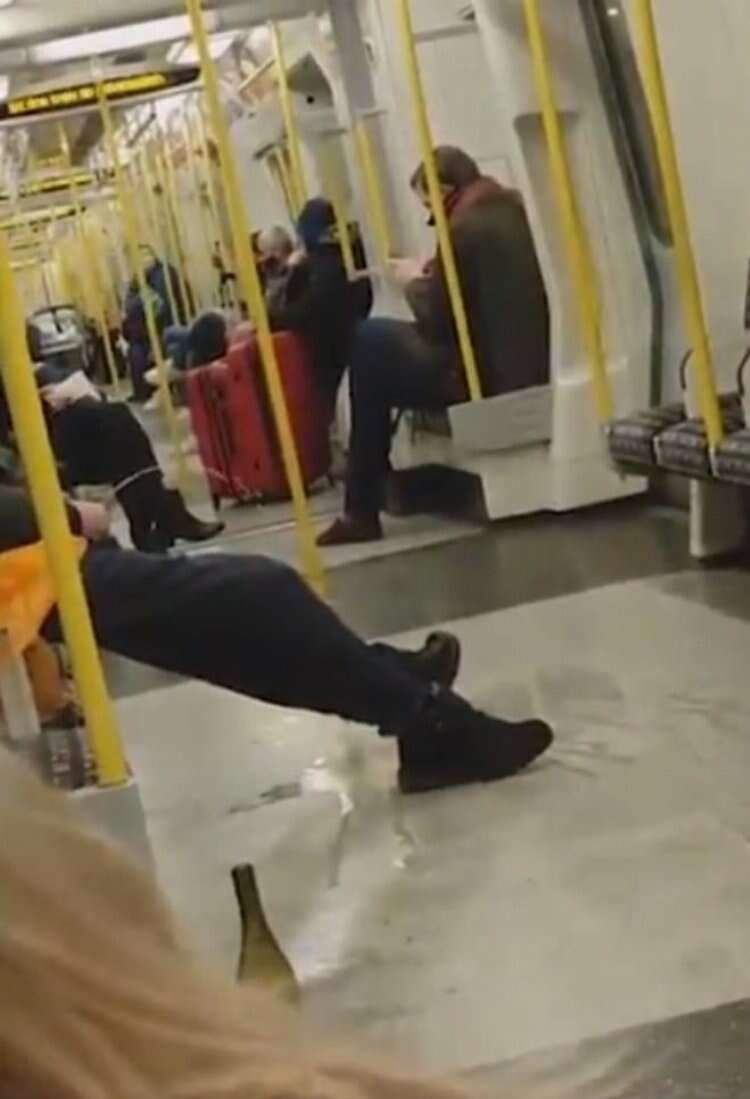 Metroda diğer yolcuların gözü önünde tuvaletini yaptı