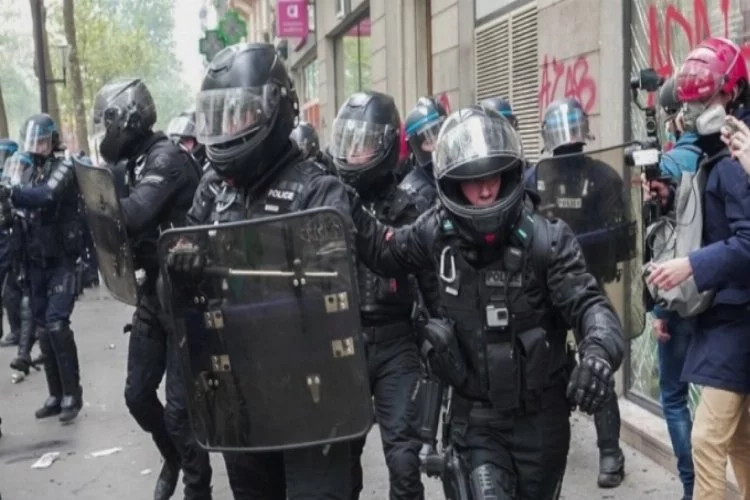 Fransa'da polisler eğlenceye katılan gençlere şiddet uyguladı!