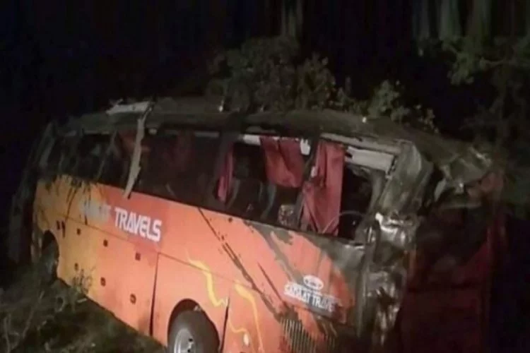 Pakistan'daki otobüs kazasında 15 can gitti!