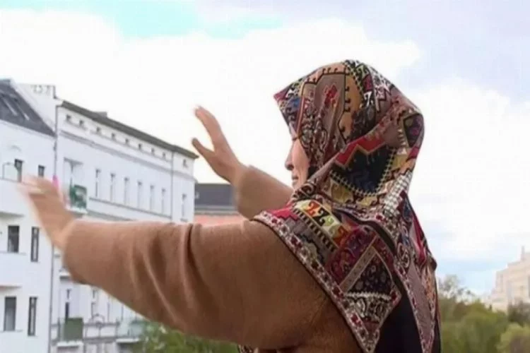 Balkonundan kalabalığı selamlayan Ayşe teyze Almanya'da fenomen oldu