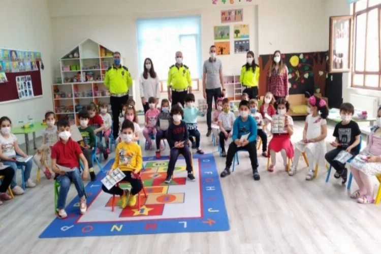 Bursa polisi anaokulundaki öğrencilere trafik haftası eğitimi verdi