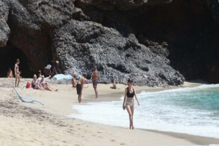 Kısıtlamadan muaf turistler plajın tadını çıkardı