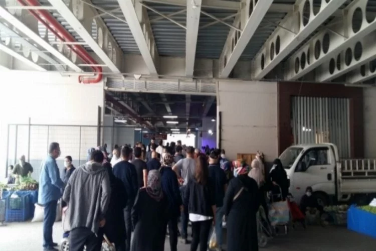 Bursa'da 8 gün sonra kurulan pazarlarda vatandaşlar izdihama sebep oldu