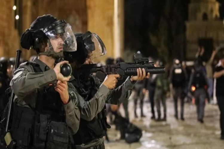 İsrail, Kudüs'e gitmek isteyen yüzlerce Filistinliyi engelledi