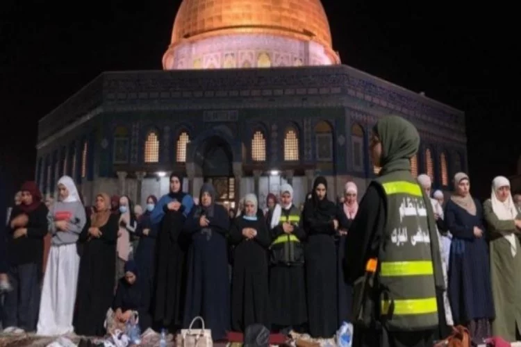 Filistinliler Mescid-i Aksa'da Kadir Gecesini ihya etti