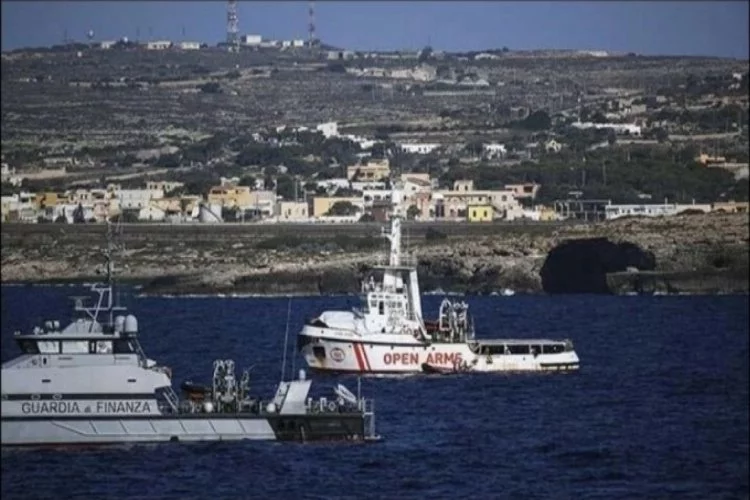 İtalya'nın Lampedusa Adası'na son 18 saatte 1400'ü aşkın sığınmacı ulaştı