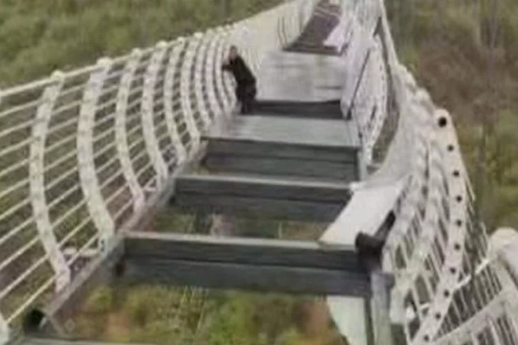 Cam köprü kırılınca mahsur kalan turistin korku dolu anları!