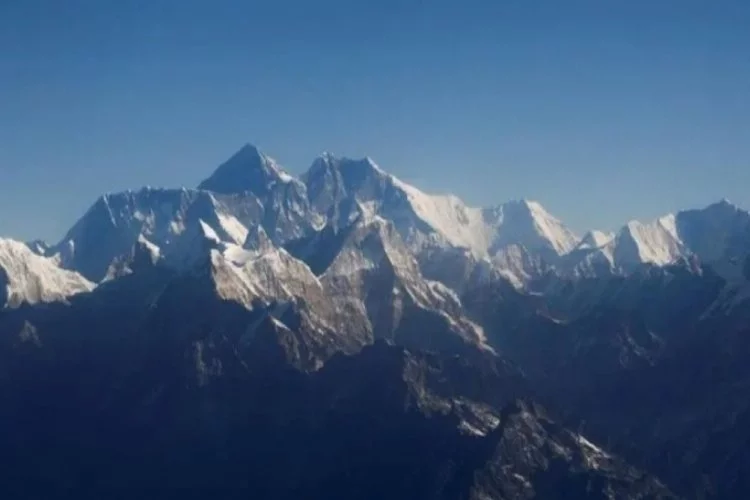 Çin, Everest zirvesine 'ayrım hattı' çekecek