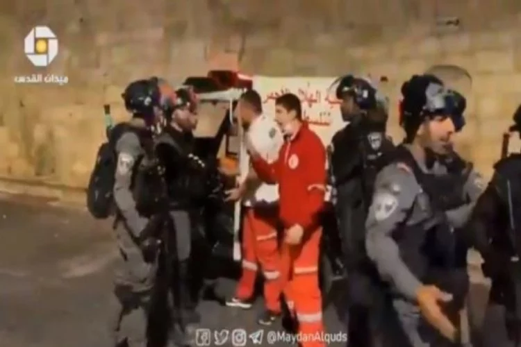 İsrail polisinin sağlık ekiplerini darp ettikleri an kameralara yansıdı!
