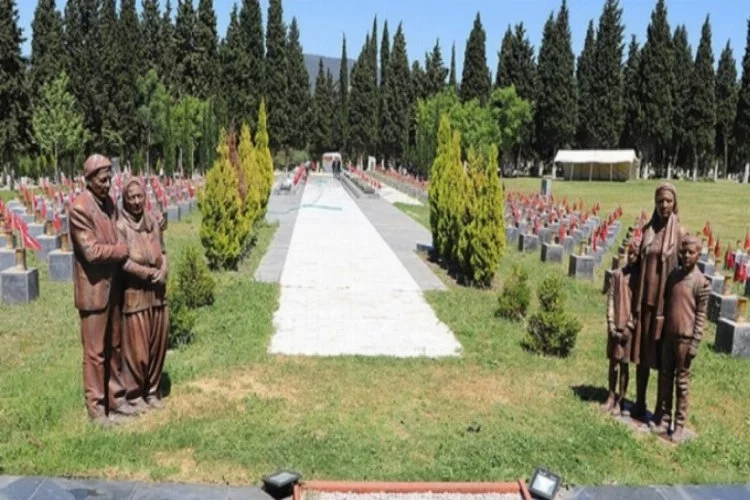 Soma faciasının 7'nci yıl dönümünde mezarlık ziyareti