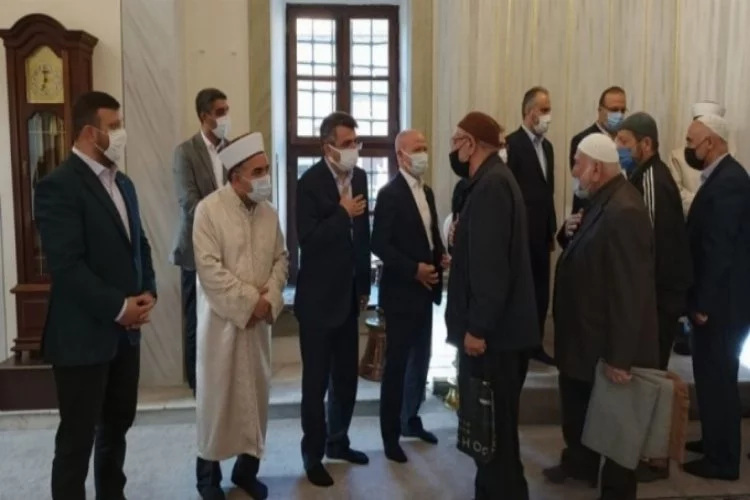 Bursa Yıldırım Belediye Başkanı Yılmaz, bayramı Emir Sultan Camii'nde karşıladı