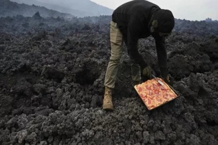 Guatemala'daki aktif yanardağda pizza pişiriyor