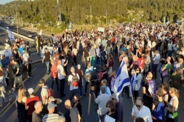 İsrail'de binlerce kişi barış için sokaklara döküldü