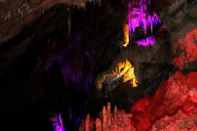 Türkiye'nin 10'uncu büyük mağarası büyülüyor