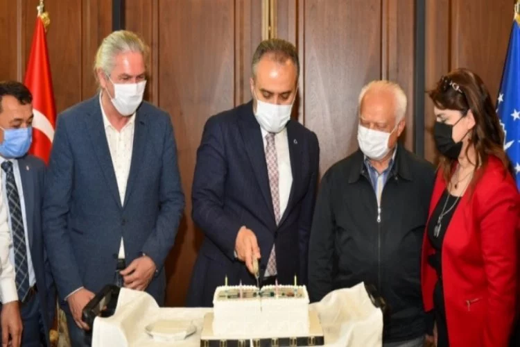 Bursa Büyükşehir Başkanı Alinur Aktaş'a doğum günü sürprizi