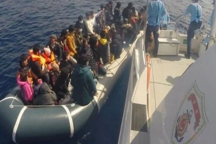 Çanakkale açıklarında 80 düzensiz göçmen kurtarıldı