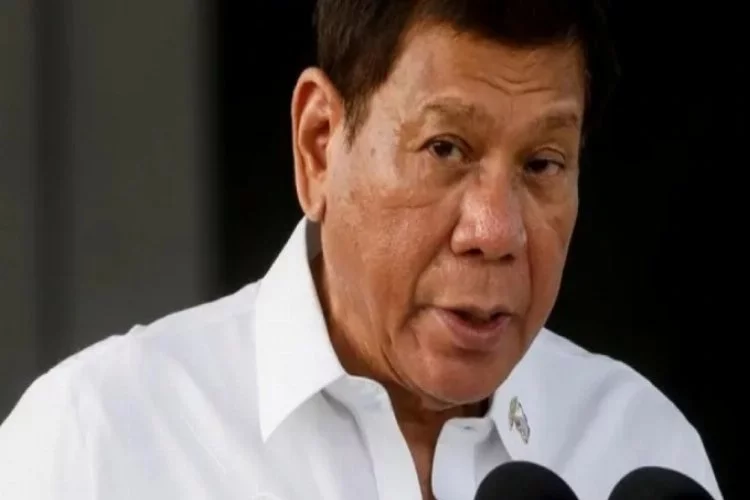 Duterte: Aşı olmayanlar evde kalsın!