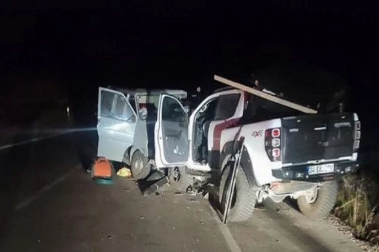 Kamyonetle minibüsün çarpışması sonucu 2 kişi öldü