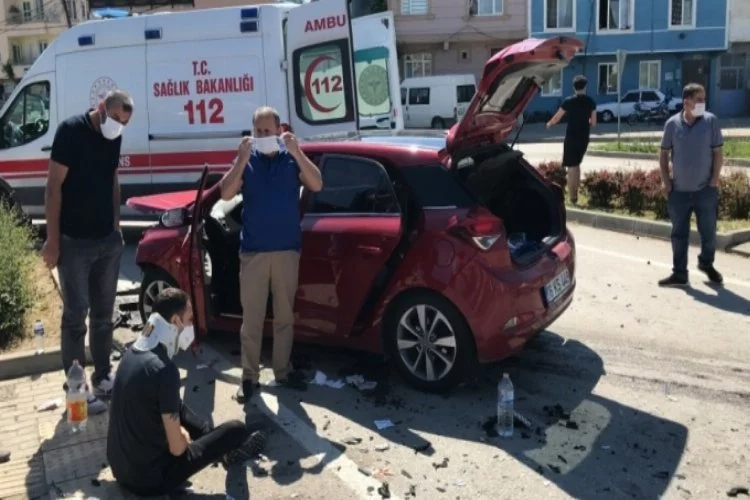Bursa'da iki otomobil çarpıştı! 5 yaralı