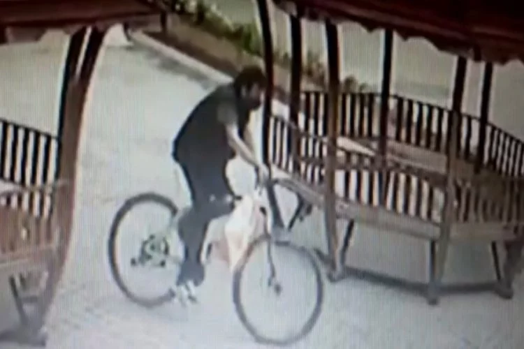 Bursa'da cami avlusundan bisiklet çalan hırsız böyle görüntülendi!