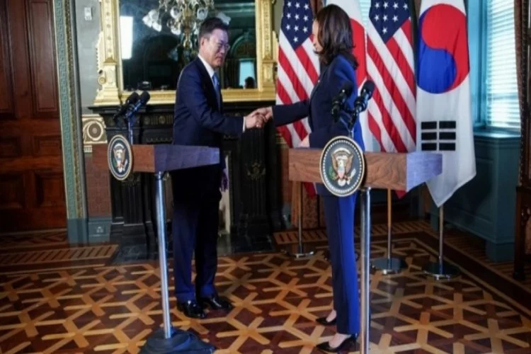 Harris, Güney Kore lideriyle tokalaştıktan sonra elini sildi