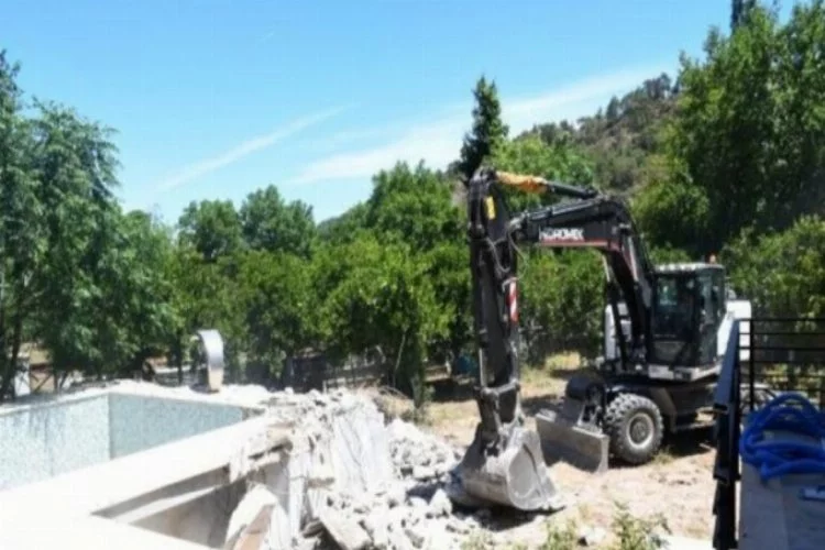 Eski Kemer belediye başkanı Gül'ün eşinin kaçak villası yıkılıyor
