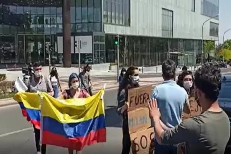 Türkiye'deki Kolombiyalılar, ülkelerindeki gösterilere destek için bir araya geldi