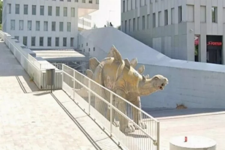 Cesedi dinozor heykelinin içinde bulunan adam kaza sonucu ölmüş