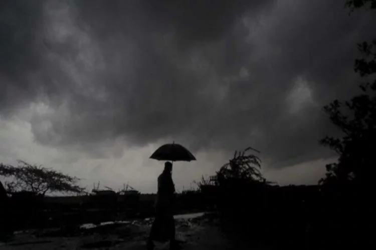 Hindistan'da kasırga nedeniyle elektrik akımına kapılan 2 kişi can verdi