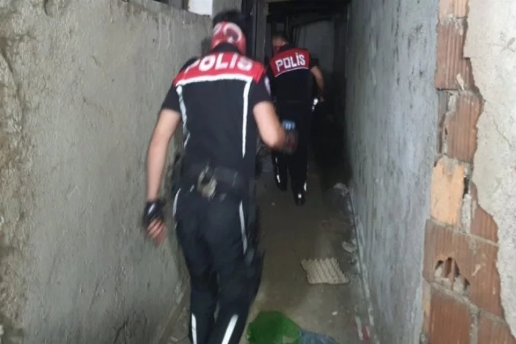 Bursa'da metruk binalara 100 polisle baskın!