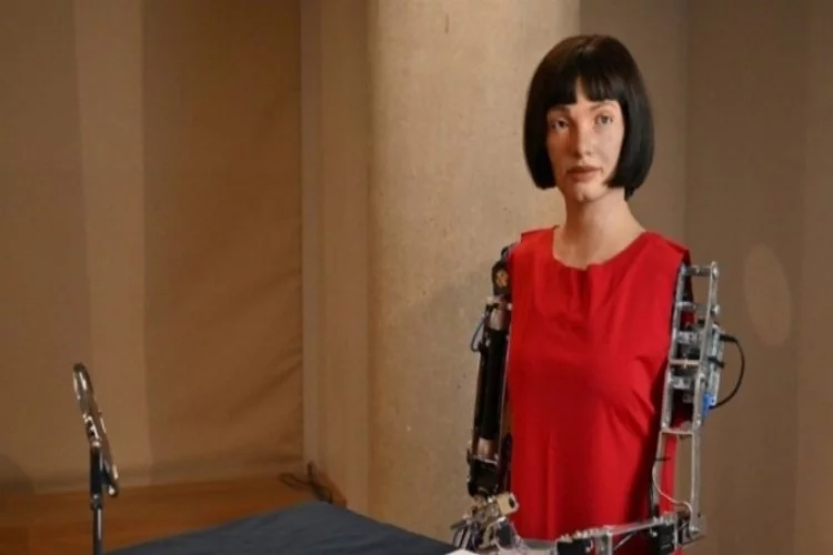 Dünyanın ilk ressam robotu yeni sergi açtı