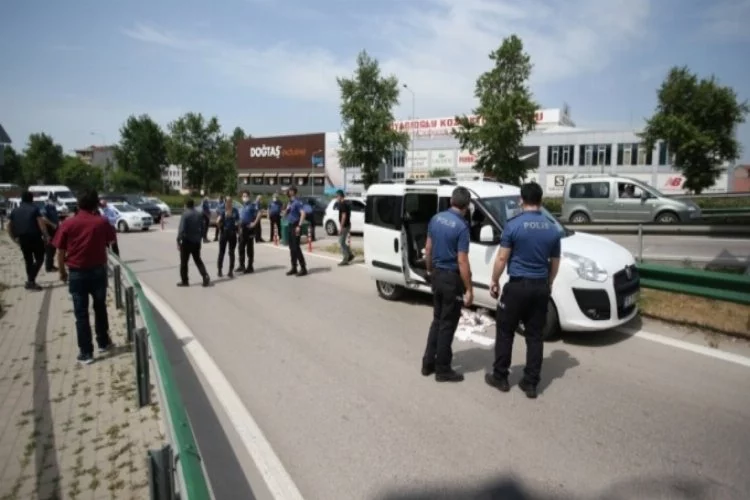 Bursa'da seyir halindeki araca silahlı saldırının şüphelileri yakayı ele verdi!