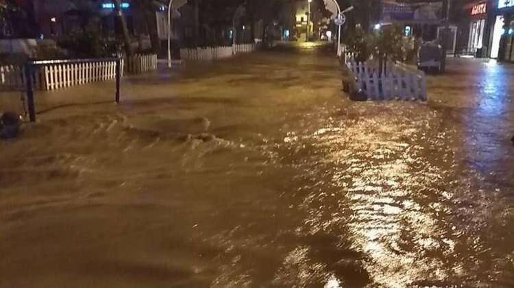 İzmir'i sel vurdu! Felaketin görüntüleri...