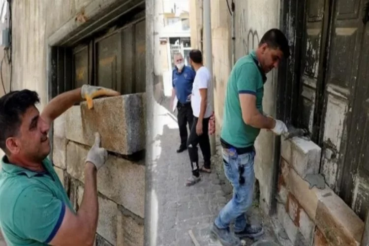 Tarihi evleri hırsızlardan korumak için kapılara duvar örüldü