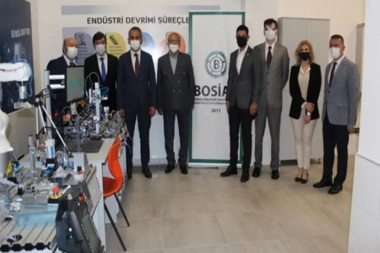 Milli Eğitim Bakan Yardımcısı Özer, Bursa'da kurulan Endüstri 4.0 Laboratuvarı'nı inceledi