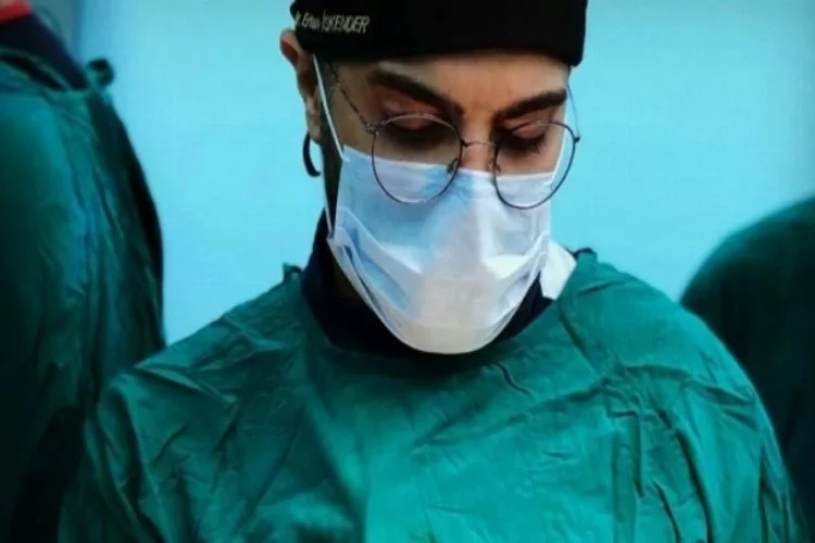 Hastanın bıçaklı saldırısına uğrayan doktor İskender bir daha ameliyat yapamayacak
