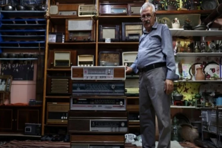 Bursa'da çıraklığından beri biriktirdiği eski radyoları evinin odasında sergiliyor
