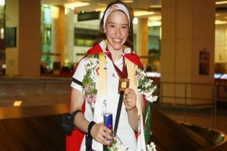 Dünya Şampiyonu Ayşe Begüm Onbaşı Türkiye'ye döndü