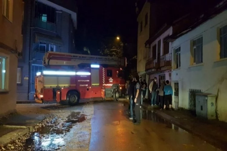 Bursa'da yangını gören mahalleli sokağa döküldü