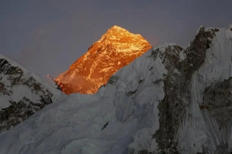En 'yaşlı' ve en 'hızlı'... Everest'te çifte rekor!