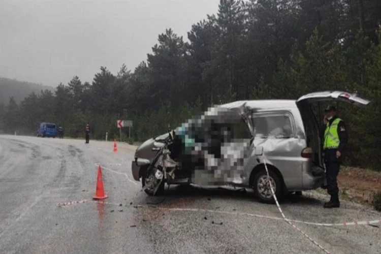 TIR'ın çarptığı minibüsün sürücüsü öldü, eşi yaralandı