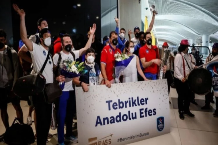Euroleague şampiyonu Anadolu Efes'e coşkulu karşılama