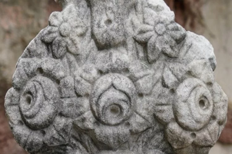 Tarihe ışık tutan asırlık mezar taşları gün yüzüne çıkıyor