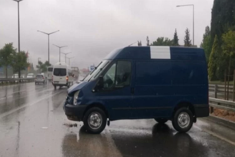 Kocaeli'de bariyerlere çarpan panelvanın sürücüsü yaralandı