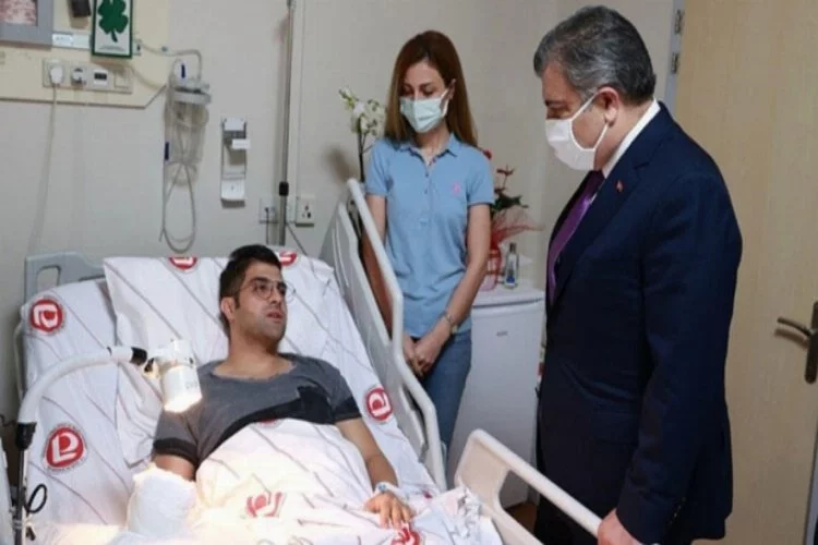 Bakan Koca'dan hastası tarafından bıçaklanan doktora ziyaret