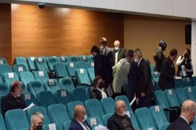 MHP destek verdi, AK Partililer salonu terk etti!