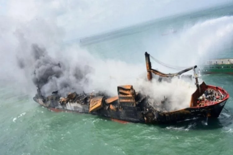 Sri Lanka'da kimyasal gemi battı, çevre felaketi adım adım yaklaşıyor