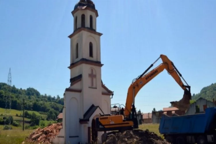 Boşnak nine, bahçesine izinsiz yapılan kiliseyi yıktırdı